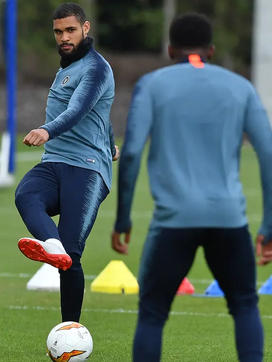 Gelandang Chelsea, Ruben Loftus-Cheek (kiri) mengumpan bola saat mengikuti sesi latihan tim di Stoke D'Abernon, London (8/5/2019). Chelsea akan bertanding melawan Eintracht Frankfurt pada leg kedua babak semifinal Liga Europa di stadion Stamford Bridge. (AFP Photo/Ben Stansall)