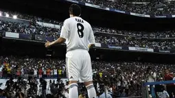 Pemain baru Real Madrid, Kaka membalas sambutan fans dalam presentasi resminya di Santiago Bernabeu, Madrid, 30 Juni 2009 . Ribuan fans Real Madrid menghadiri presentasi pemain yang dibeli 65 juta euro dari AC Milan. AFP PHOTO/JAVIER SORIANO