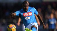 Bek Napoli, Koulibaly ialah satu dari beberapa bek tengah terbaik di dunia. Torehan golnya cukup produktif yang saat ini sudah meraih 8 gol sejak bersama Napoli. (AFP/Marco Bertorello)