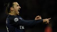 Ekspresi striker Paris Saint-Germain, Zlatan Ibrahimovic, setelah mencetak gol ke gawang Chelsea dalam babak 16 Besar Liga Champions di Stadion Parc des Princes, Paris, (16/2/2016). (AFP/Franck Fife)