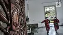 Petugas dari Sudin Gulkarmat Jakarta Pusat menyemprotkan disinfektan di Kantor Gubernur dan Wakil Gubernur, Gedung B Balai Kota, Jakarta, Selasa (1/12/2020). (merdeka.com/Iqbal S. Nugroho)