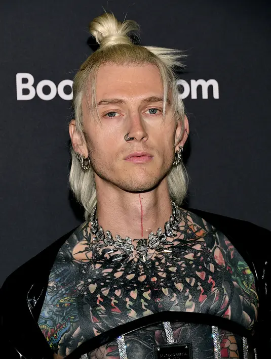 <p>Machine Gun Kelly saat menghadiri Time100 Next Gala di SECOND Floor, New York City, Amerika Serikat, 25 Oktober 2022. Kelly bahkan mengenakan korset tembus pandang. (Jamie McCarthy/Getty Images/AFP)</p>