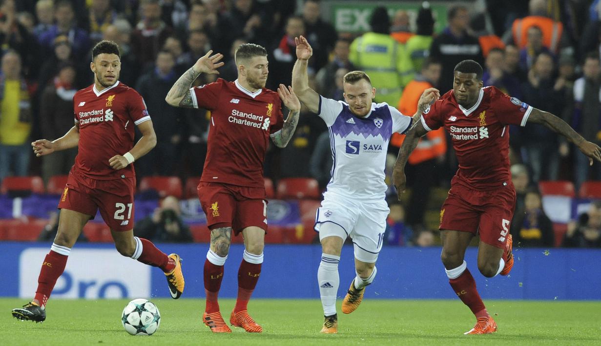 Para pemain Liverpool mengadang laju pemain Maribor, Dino Hotic (2kanan) pada laga Liga Champions grup E di Stadion Anfield, Liverpool, (1/11/2017). Liverpool menang 3-0. (AP/Rui Vieira)