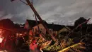 Petugas penyelamat bekerja setelah banjir akibat hujan lebat semalam di Medan, Sumatera Utara (4/12/2020). (AFP/Albert Ivan Damanik)