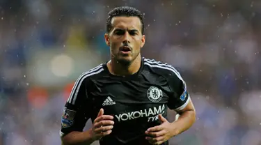 Pemain baru Chelsea, Pedro Rodriguez melakukan debutnya saat laga Liga Premier Inggris melawan WBA di Stadion The Hawthorns, Inggris, Minggu (23/8/2015). Pada laga itu Pedro menyumbang satu gol dan assist. (Reuters/ Suzanne Plunkett)