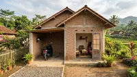 7 Desain Rumah 1 Lantai Biaya Rp50 Juta di Desa dengan Garasi Motor dan Ruang Tamu yang Nyaman