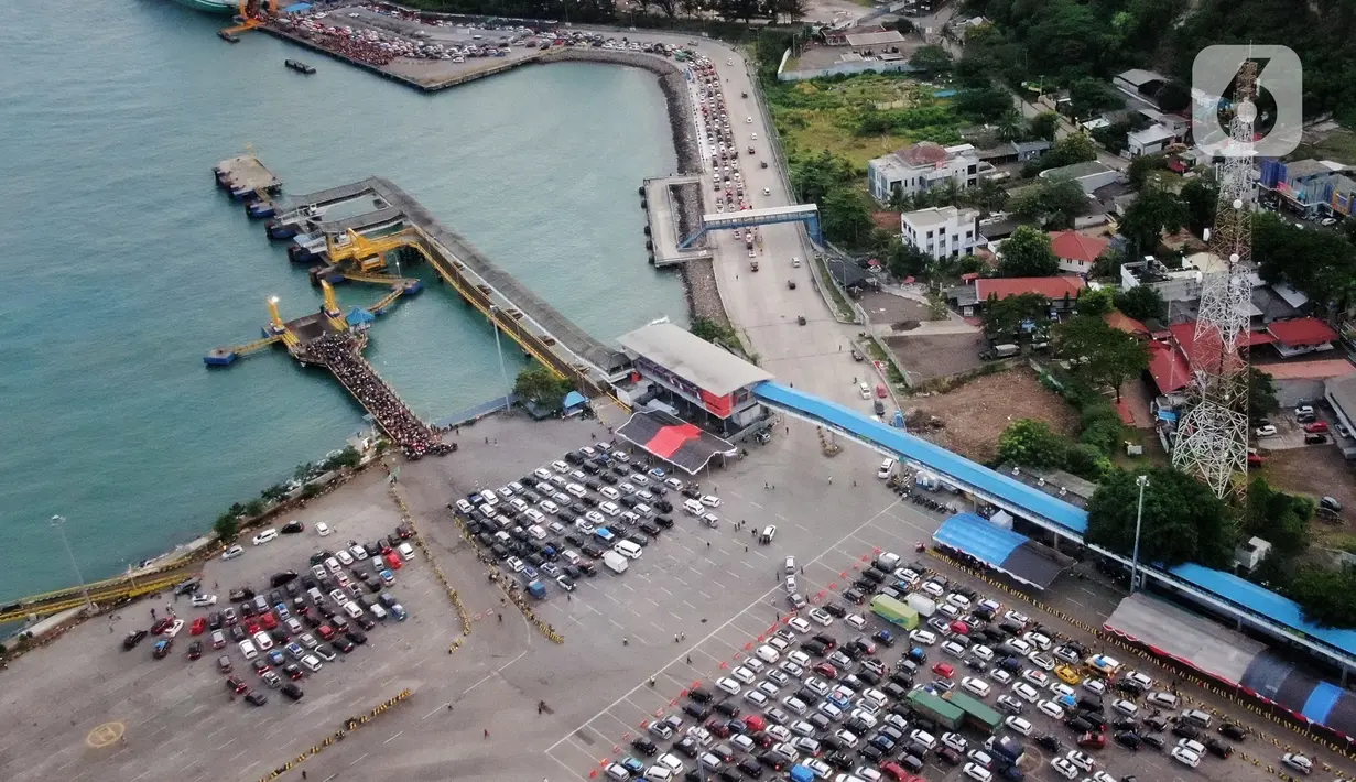 <p>Pantauan udara kendaraan pemudik memadati Pelabuhan Merak, Banten, Jumat (29/4/2022). Pemudik yang mulai melakukan antre kendaraan di Pelabuhan Merak mulai terlihat padat jelang arus mudik Lebaran 2022. Tak tanggung-tanggung, antrean berlangsung hingga berjam-jam. (Liputan6.com/Angga Yuniar)</p>