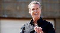 Gubernur California Gavin Newsom saat membahas kebijakan tarif Presiden Donald Trump selama konferensi pers pada hari Rabu (16/4/2025), di sebuah perkebunan almond di Ceres, California, Amerika Serikat. (Dok. AP/Noah Berger)