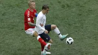 Bek Denmark Simon Kjaer (kiri) menjaga striker Prancis Antoine Griezmann pada laga Grup C Piala Dunia 2018 di Luzhniki Stadium, Moskow, Russia, Selasa (26/6/2018). (AP Photo/Victor R. Caivano)