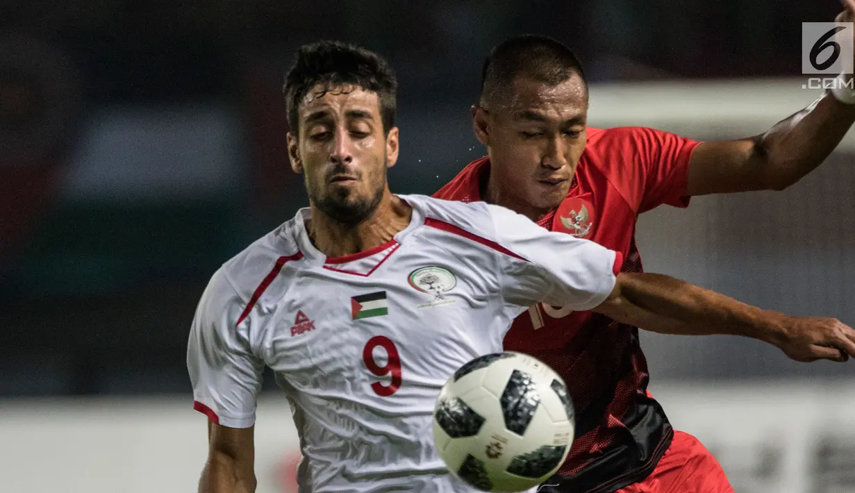 Bek Indonesia, Hansamu Yama berebut bola dengan striker Palestina, Oday Dabbagh, pada laga Asian Games di Stadion Patriot, Bekasi, Rabu (15/8). Timnas Indonesia U-23 dipaksa menyerah 1-2 oleh Palestina. (Bola.com/Vitalis Yogi Trisna)