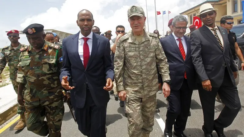 Panglima Militer Turki Jenderal Hulusi Akar (tengah) dan PM Somalia Hassan Ali Khayre saat menghadiri peresmian pangkalan militer Turki