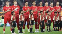 Para pemain Timnas Indonesia menyanyikan lagu kebangsaan Indonesia Raya dalam laga final FIFA Series 2026 melawan Bulgaria di Stadion Utama Gelora Bung Karno (SUGK), Senayan, Jakarta, Senin (30/03/2026). (Bola.com/M Iqbal Ichsan)