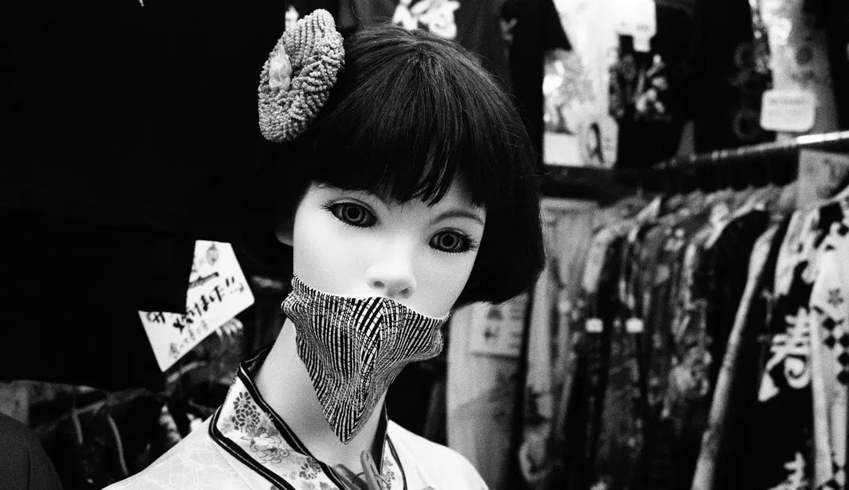 Manekin mengenakan masker di toko suvenir dekat Kuil Sensoji di Tokyo, (8/3/2020). (AP Photo / Jae C. Hong)