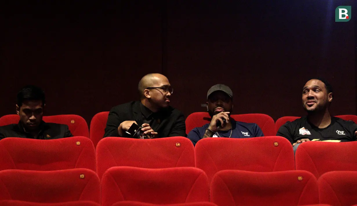 Pebasket Satria Muda, Arki Dikania, bersama rekan-rekannya saat peluncuran film 25 tahun Satria Muda di XXI Epicentrum, Jakarta, Kamis (15/11). Peluncuran ini dalam rangka peringatan hari jadi SM yang ke-25 tahun. (Bola.com/Yoppy Renato)