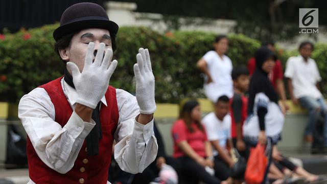Mau Nikah, Seniman Pantomim Ini Ngamen di Car Free Day