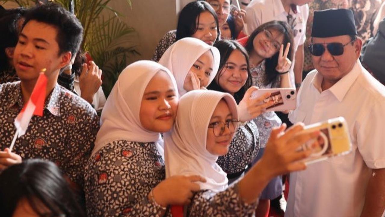 VIDEO: Reaksi Mengejutkan Prabowo Saat Diberi Hormat Pelajar Indonesia di Singapura, Disambut Meriah