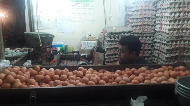 Pedagang Telur Ayam di Pasar Rumput, Jakarta. Liputan6.com/Bawono