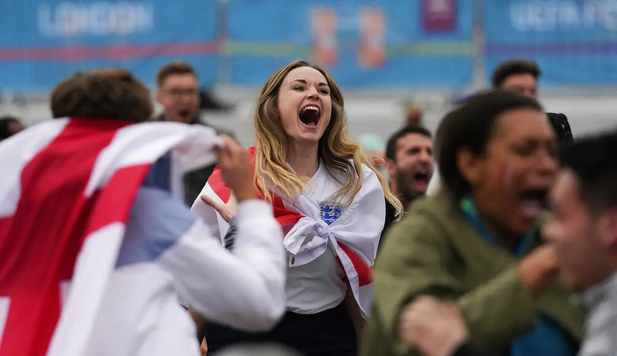 Suporter Inggris merayakan gol Inggris ke gawang Jerman saat menonton pertandingan putaran 16 besar Euro 2020 dari zona penggemar di Trafalgar Square, London, Inggris, Selasa (29/6/2021). Inggris menang 2-0. (AP Photo/Matt Dunham)