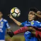 Gelandang Persib Bandung, Oh In-kyun, berebut bola dengan gelandang Persija Jakarta, Ramdani Lestaluhu, pada laga Liga 1 di Stadion PTIK, Jakarta, Sabtu (30/6/2018). (Bola.com/Vitalis Yogi Trisna)