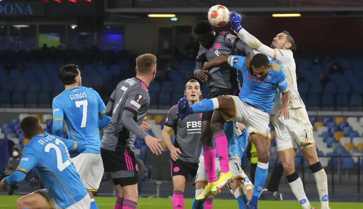 Napoli berhasil meraih kemenangan setelah melewati laga sengit melawan Leicester City pada laga terakhir Grup C Liga Europa. (AP/Gregorio Borgia)