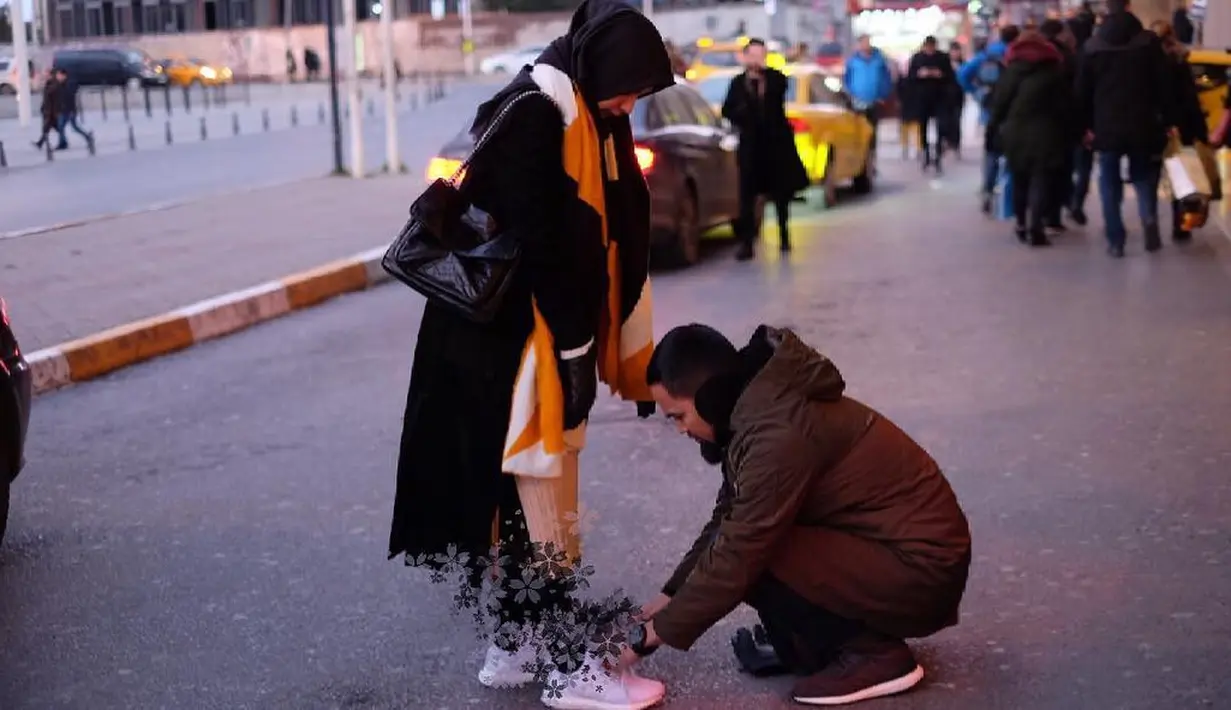 Pasangan Shireen Sungkar dan Teuku Wisnu sering kali membuat banyak iri warganet. Beberapa potret kesetiaan dan perhatian suami terhadap istrinya bahkan membuat baper para penggemarnya. (Instagram/teukuwisnu)