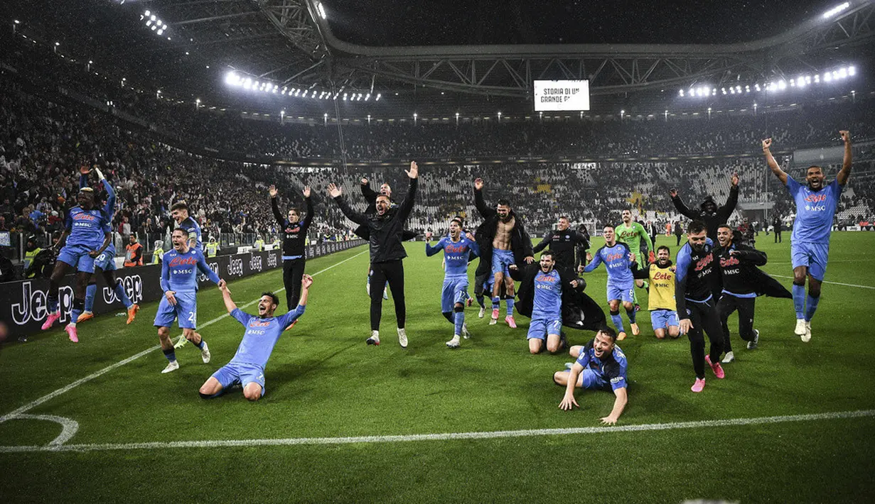 <p>Napoli memastikan kemenangan di menit ketiga injury time. Raspadori dengan baik menyelesaikan umpan dari Elif Elmas. Skor 1-0 bertahan sampai pertandingan berakhir. (Marco Alpozzi/LaPresse via AP)</p>