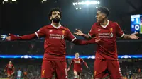 Pemain Liverpool, Mohamed Salah berselebrasi dengan Roberto Firmino seusai mencetak gol ke gawang Manchester City pada laga leg kedua perempat final Liga Champions di Stadion Etihad, Rabu (11/4). Liverpool mengalahkan Manchester City 2-1 . (AP/Rui Vieira)