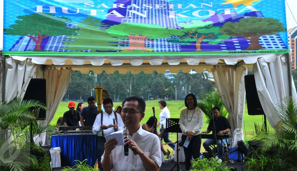 Dirut Pusat Pengelolaan Kawasan (PPK) GBK, Winarto memberikan sambutan saat acara Sarasehan Hutan Kota di Golf Driving Range Senayan, Jakarta, Jumat (18/03/2016). (Liputan6.com/Faisal R Syam)