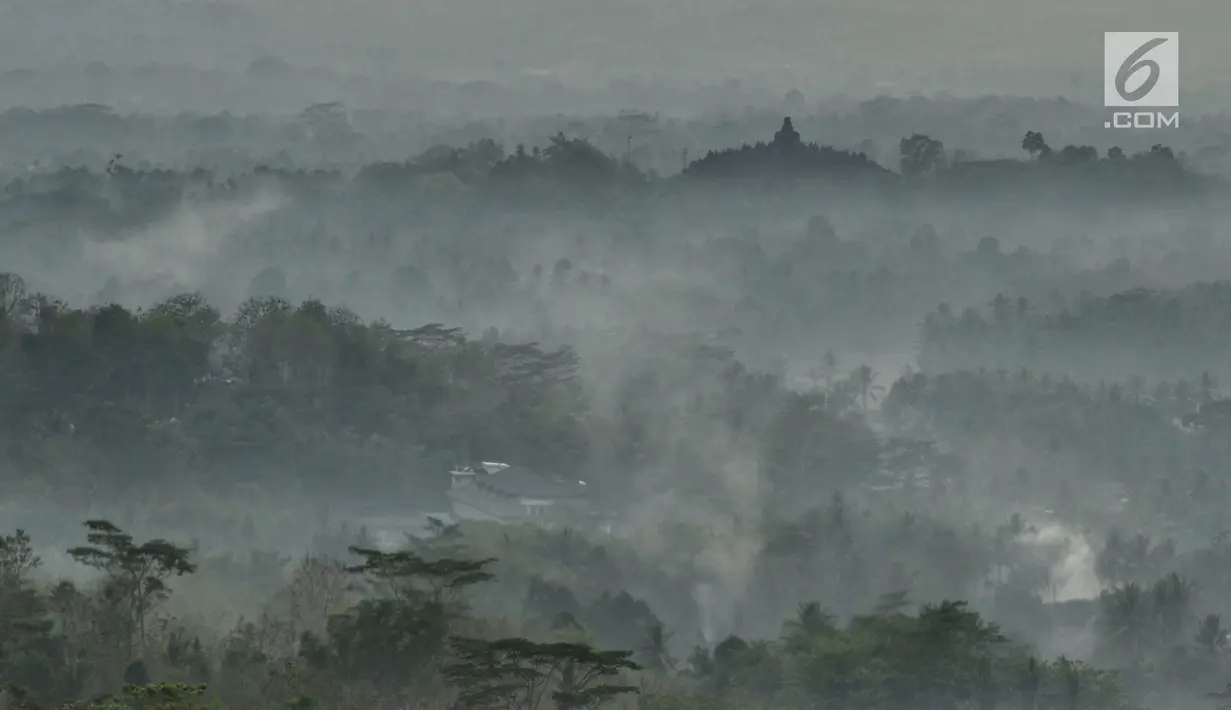 Pemandangan Candi Borobudur saat pagi hari dari Punthuk Setumbu, Magelang, Jawa Tengah, Jumat (19/10). Dari Punthuk Setumbu wisatawan bisa melihat megahnya Candi Borobudur yang terkurung lautan kabut. (Liputan6.com/Herman Zakharia)
