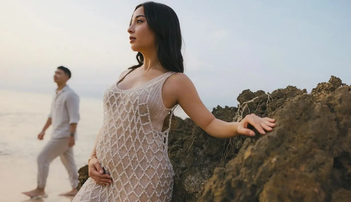 Yang menarik, gaya Nikita Willy memang tak pernah tanggung-tanggung. Ia tampil kasual mengenakan dress cokelat tanpa lengan. Sebagai outer, Nikita Willy menambahkan serupa dress jaring-jaring dari manik-manik. [Foto: Instagram/nikitawillyofficial94]