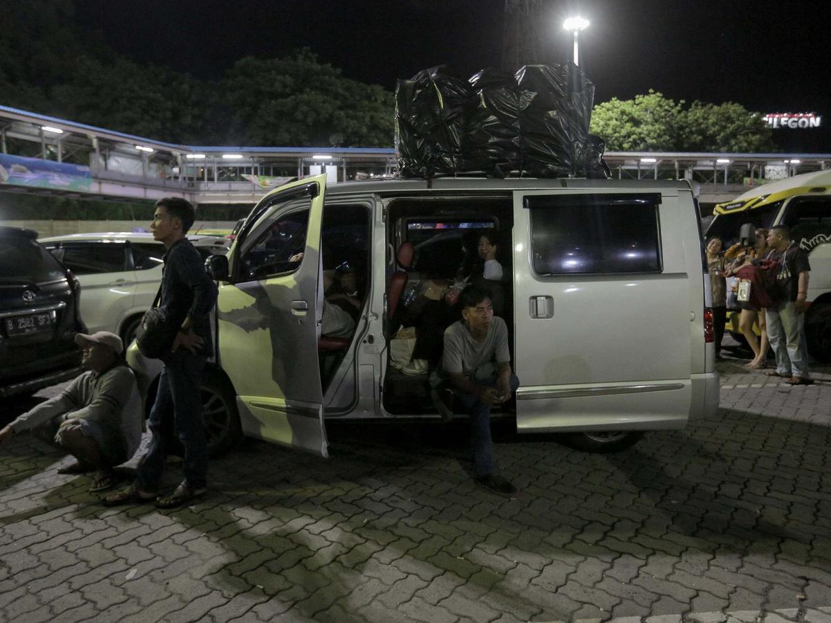 Wajah lelah pemudik antre panjang di Pelabuhan Merak Banten
