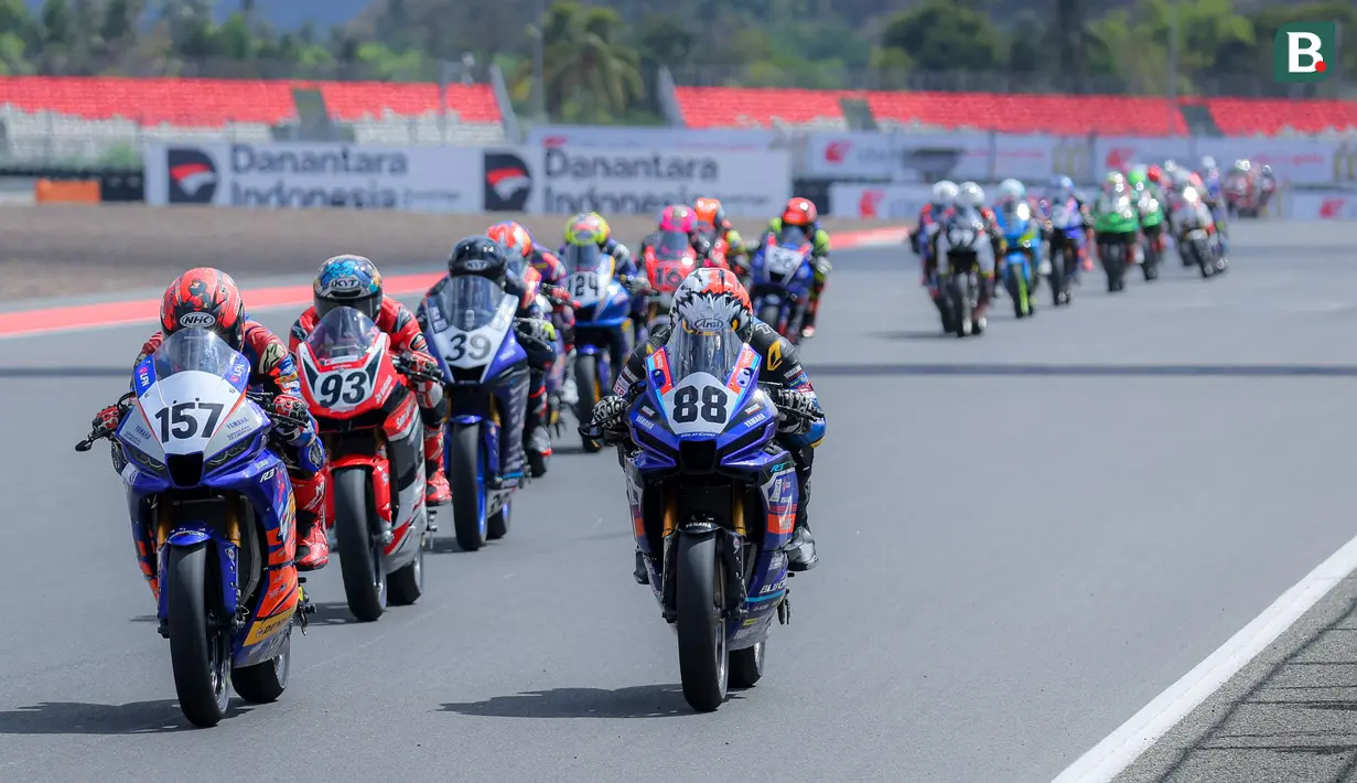 <p>Pembalap Yamaha Racing Indonesia, Candra Hermawan (kanan) memacu motornya di barisan depan saat Race 2 AP250 Asia Road Racing Championship (ARRC) Mandalika 2025 di Sirkuit Internasional Pertamina Mandalika, Lombok, NTB, Minggu (31/08/2025). (Bola.com/Bagaskara Lazuardi)</p>
