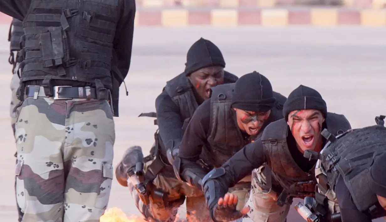 Aksi Pasukan militer Saudi melewati api besar saat mengikuti latihan militer dari Riyadh bagian barat, Arab Saudi (6/4/2016). (REUTERS/Saudi Press Agency)