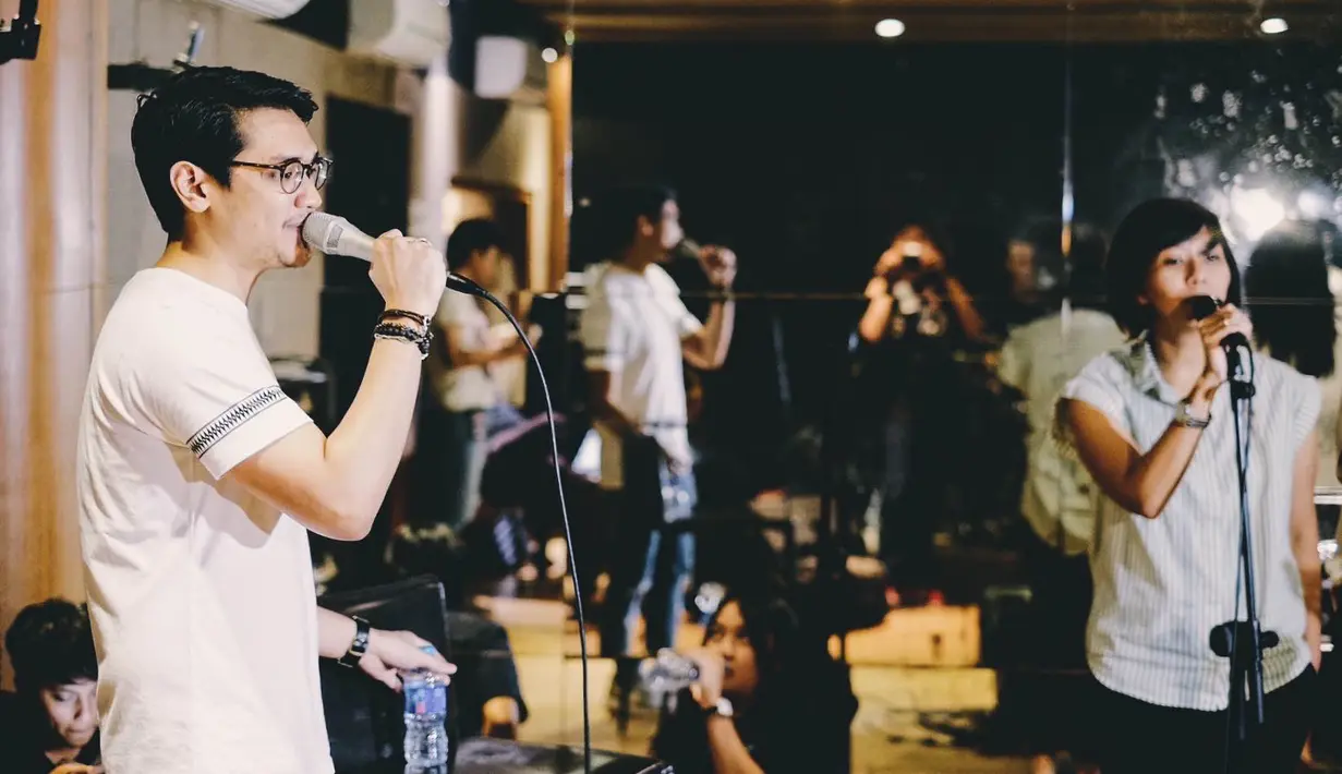 Persiapan singkat ini ia manfaatkan untuk mendapatkan hasil maksimal. Afgan yang mempunyai suara fleksibel tidak membuat DJ Mahesa kesulitan mengikutinya. (Foto: Dezmond Manullang/Bintang.com)