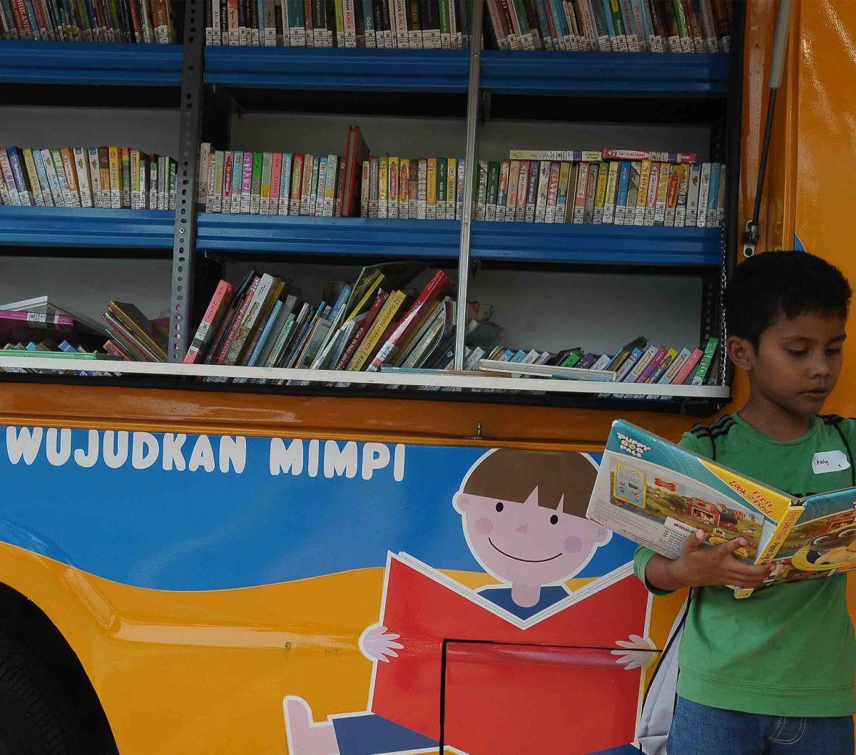 Kehadiran perpustakaan keliling milik Pemprov DKI Jakarta ini juga memiliki tujuan untuk meningkatkan wawasan dan pengetahuan anak-anak sejak dini.