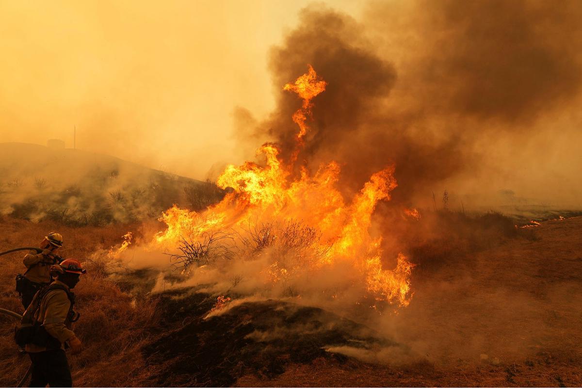 FOTO: Kebakaran Hutan Mengerikan di Utara Los Angeles,  Ribuan Warga Dievakuasi