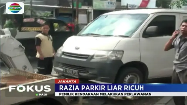 Sejumlah karyawan jasa pengiriman barang mengamuk karena kendaraan operasional mereka diderek petugas.