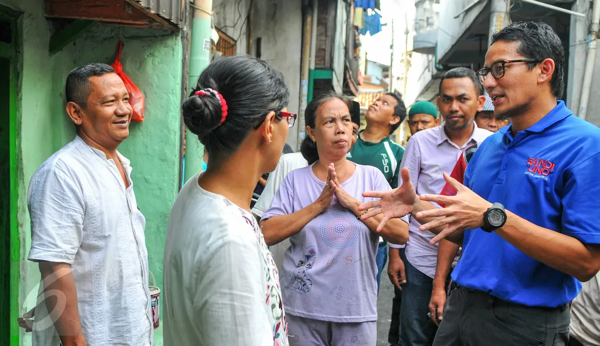Calon Gubernur DKI Jakarta, Sandiaga Uno, tampak bebrincang dengan sejumlah warga Duri Pulo, Gambir, Jakarta, Kamis (5/5). Warga pun menyambut hangat pria yang akrab disapa Sandi Uno tersebut. (Liputan6.com/Yoppy Renato)