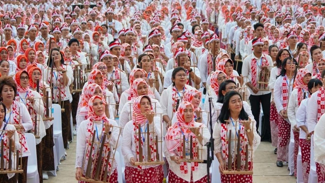 Hal lain, katanya, yang tak kalah hebat soal pemecahan rekor dunia. Menjadi refleksi berhasilnya regenerasi kebudayaan tradisional yang ada di lingkaran angklung.
