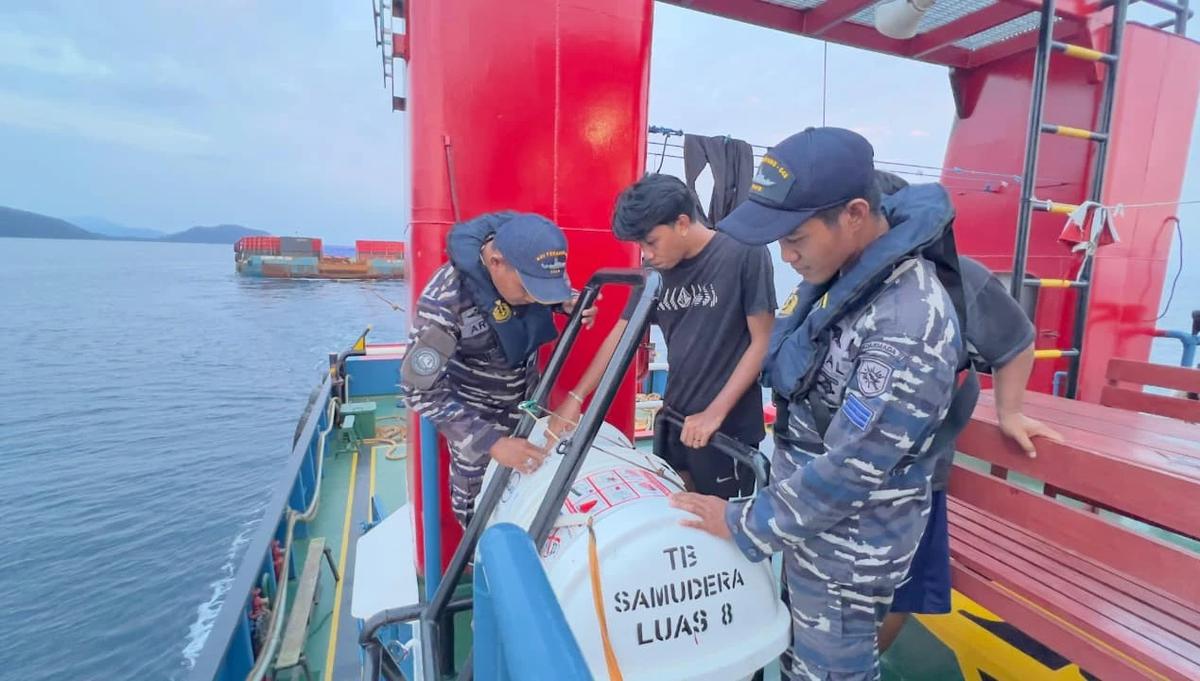 FOTO: KRI Terapang Amankan Kapal Pengangkut Bijih Nikel