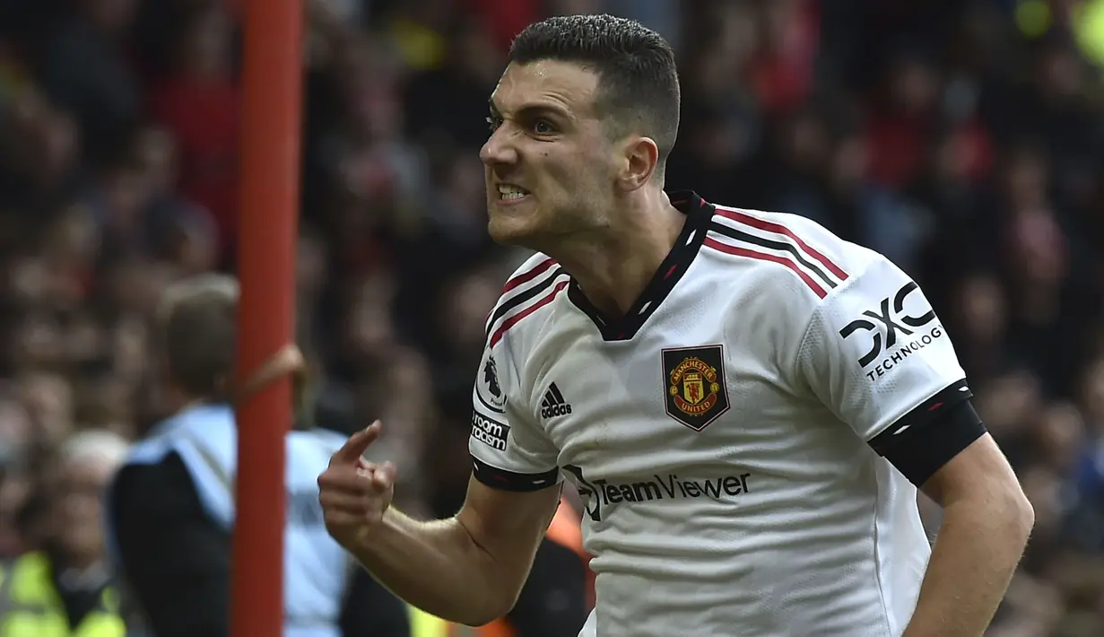 Pemain Manchester United, Diogo Dalot merayakan gol kedua timnya saat laga lanjutan Liga Inggris 2022/2023 melawan Nottingham Forest di City Ground, Nottingham, Senin (17/04/2023) WIB. Ini merupakan gol perdana Dalot di Liga Inggris. (AP Photo/Rui Vieira)