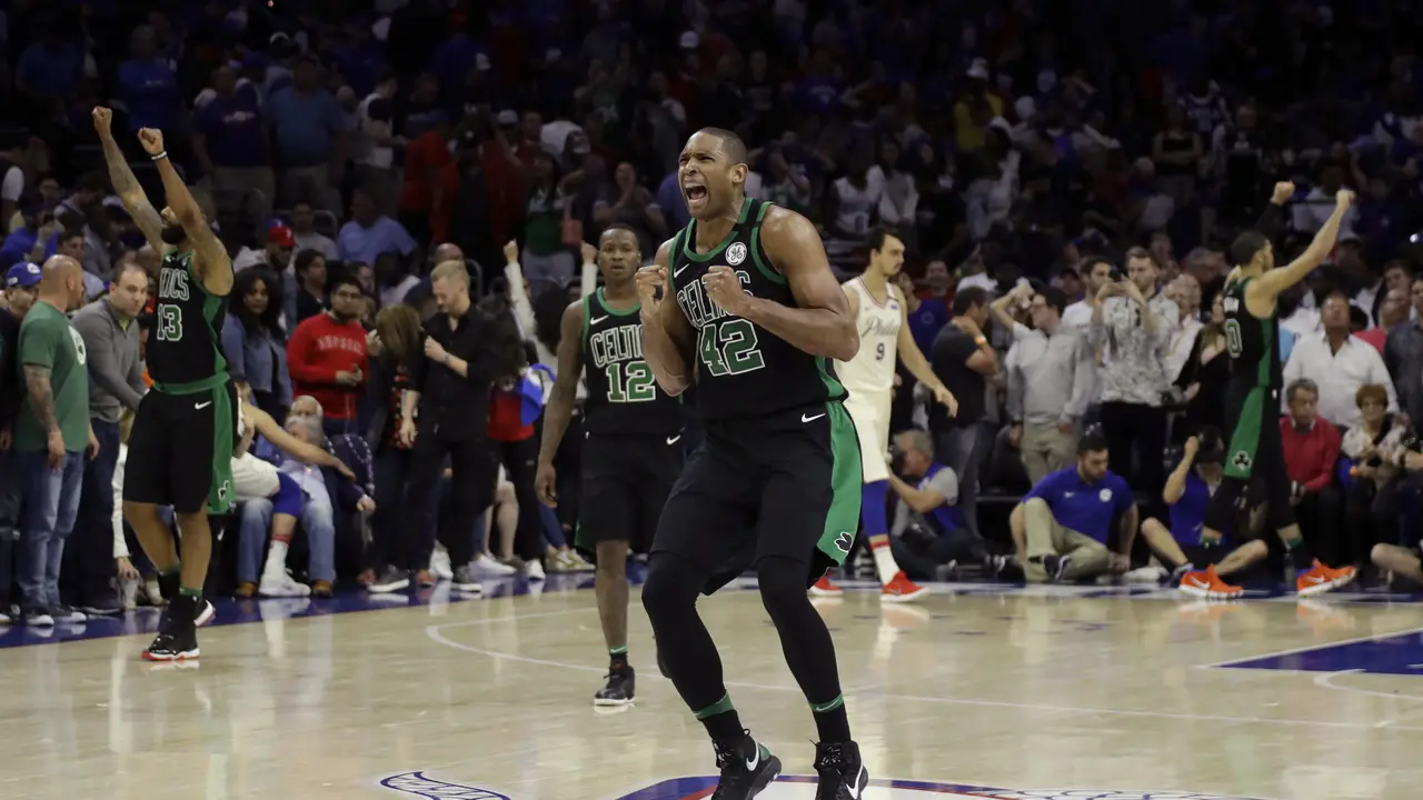 Aksi Al Horford saat Celtics Kalahkan Sixers di Gim Ketiga Semifinal Wilayah Timur NBA