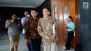 Terdakwa dugaan suap proyek satelit monitoring Bakamla, Nofel Hasan (kanan) saat keluar ruang sidang usai mendengar pembacaan tuntutan di Pengadilan Tipikor, Jakarta, Rabu (21/2). Nofel dituntut lima tahun penjara. (Liputan6.com/Helmi Fithriansyah)