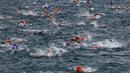 Ratusan atlet renang mengikuti lomba renang dari Asia hingga Eropa di Selat Bosphorus ke-30, Istanbul, Turki, (22/7). Lebih dari 2.000 peserta terjun dari feri dan berenang sejauh sekitar 6,5 km di acara tersebut. (AP Photo/Lefteris Pitarakis)