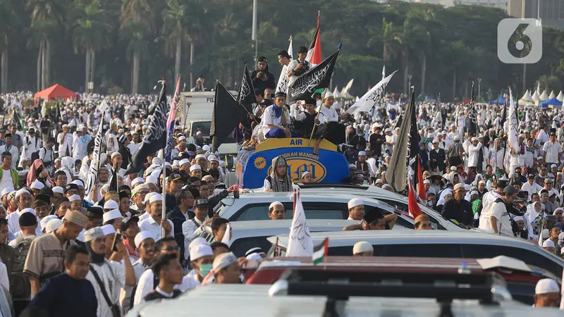 Salat Tahajud dan Doa Bersama Isi Reuni 212 di Monas