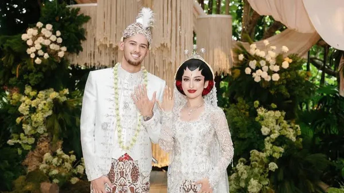 6 Potret Detail Kebaya Akad Nikah Jennifer Coppen, Perpaduan Adat Jawa dan Sentuhan Modern
