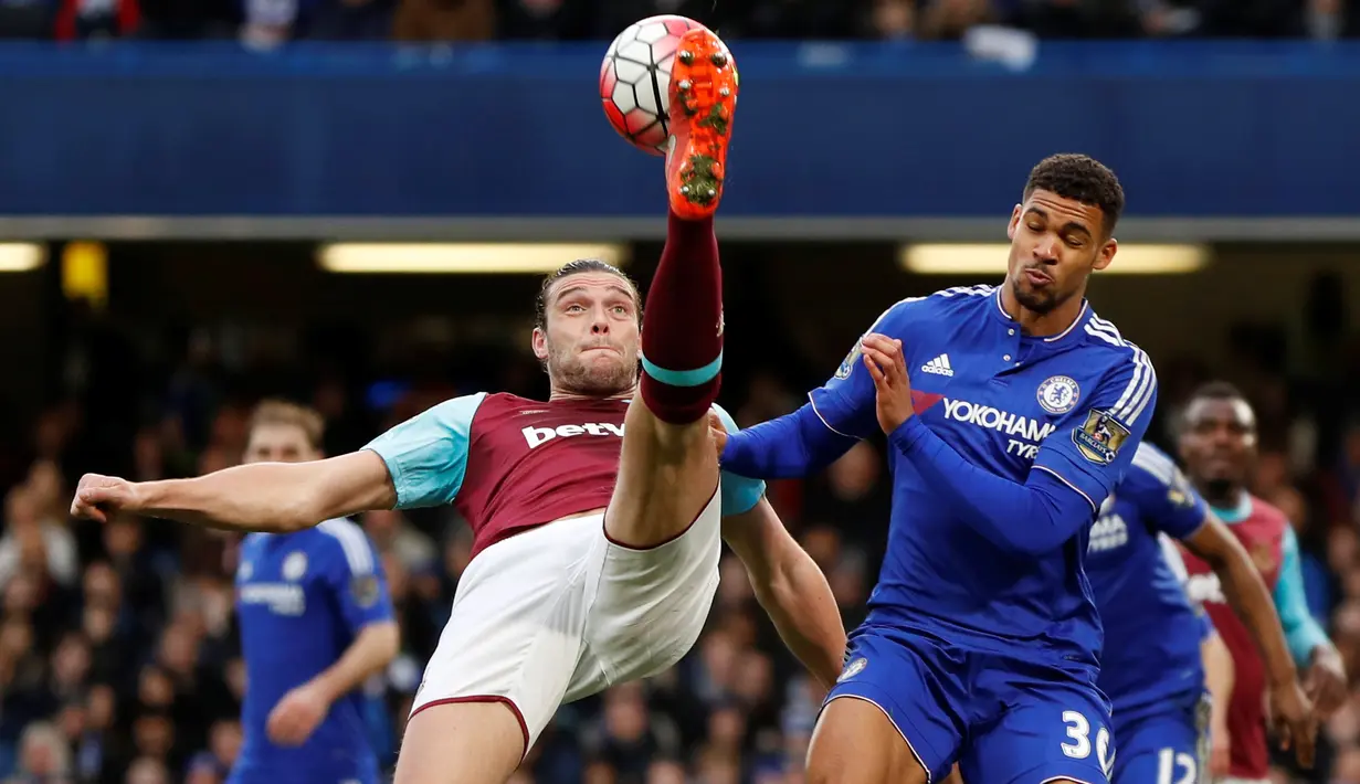 Aksi pemain West Ham United, Andy Carrol (kiri), saat melawan Chelsea dalam lanjutan Liga Inggris di Stadion Stamford Bridge, London, Sabtu (19/3/2016). (Reuters/John Sibley)