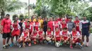 Para pemain dan pelatih PSM Makassar berfoto bersama usai latihan di sekitar perumahan Patra Jasa, Jakarta Selatan, Jumat (8/4/2016). Latihan ini merupakan persiapan jelang Trofeo Persija. (Bola.com/Vitalis Yogi Trisna)