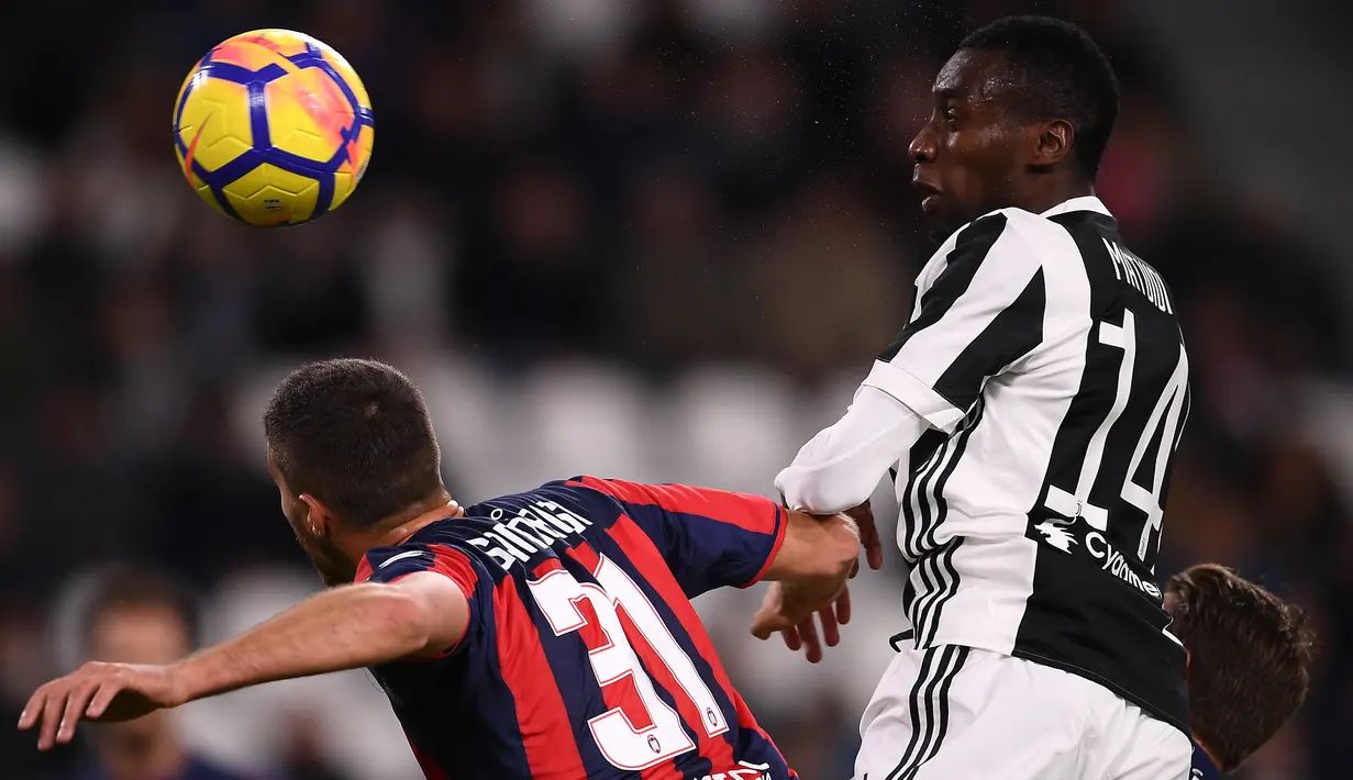 Gelandang Juventus, Blaise Matuidi merebut bola dari pemain Crotone pada laga pekan ke-14 Liga Italia Seri A di Allianz Stadium, Senin (27/11). Juventus harus bersusah payah bisa menundukkan Crotone, 3-0. (MARCO BERTORELLO/AFP)