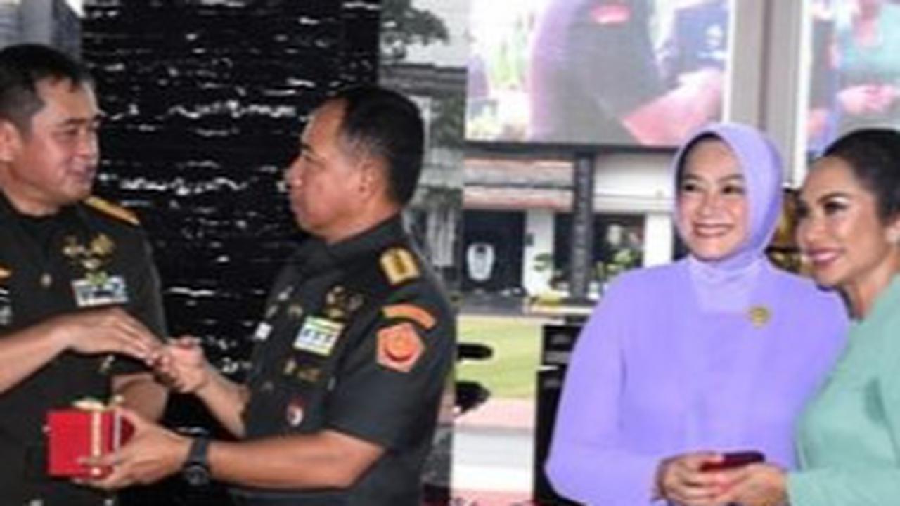 Bahkan ada cerita tak terduga juga di balik pelantikan Maruli sebagai Kasad. Momen tersebut datang dari sang istri, Paulina Pandjaitan. <br>
